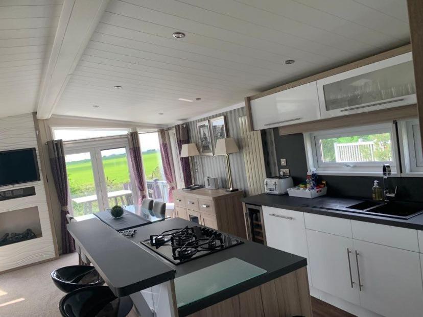 Muscovy Lodge With Hot Tub At Tattershall Lakes Country Park Экстерьер фото